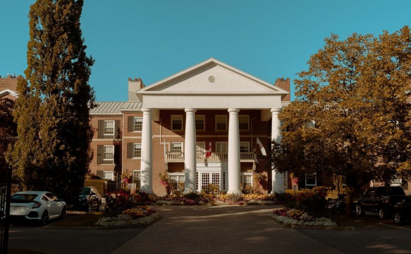 The Comox Showdown: Is a Boutique or Chain Hotel Better for Your Trip?